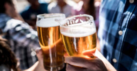 Prendre l’apéro avec son chef : pour ou contre, nos arguments !