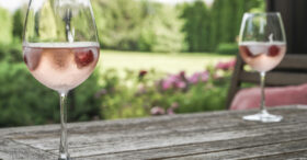Job de rêve : qui veut gagner 9 000 euros pour boire du rosé ?