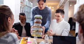 2 salariés sur 10 déjeunent devant leur ordinateur