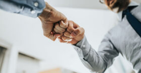 Le tutoiement au bureau, ultime hypocrisie ou levier de convivialité ?