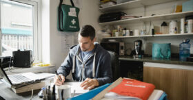 Plus d’un salarié sur 2 travaille sur son temps libre