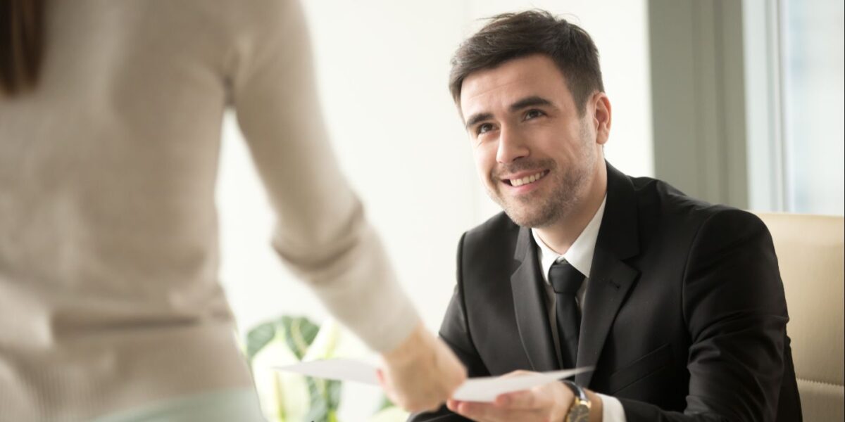 La cooptation est un levier de recrutement qui a déjà fait ses preuves (StockAdobe/fizkes)