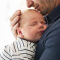 Le congé de paternité s’étend à 28 jours à partir de juillet 2021