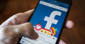 Des modérateurs Facebook contraints de se rendre au bureau malgré le confinement