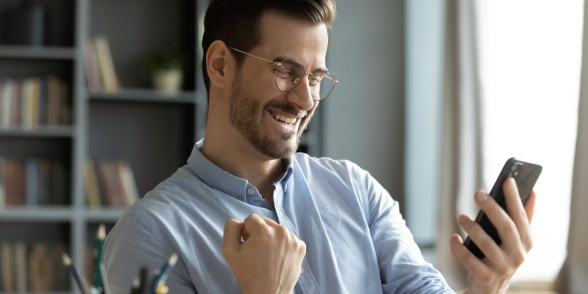 Le SMS est un bon moyen de nouer un premier contact avec un candidat pour un recruteur.