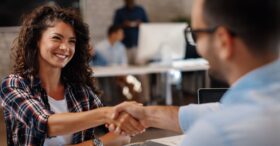 Emploi des jeunes : les aides à l’embauche prolongées après janvier