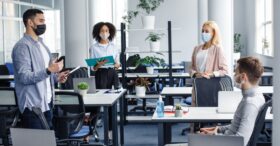 Télétravail : les salariés volontaires pourront revenir un jour par semaine au bureau