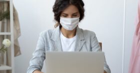 Covid-19 : un arrêt de travail immédiat pour les salariés symptomatiques ou cas contact