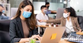 Covid-19 : les masques artisanaux bientôt interdits au bureau