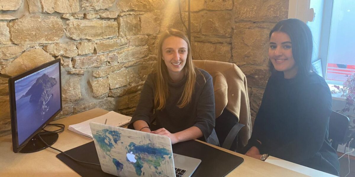 Anouk et Farah, toutes deux étudiantes à MBway Lyon, travaillent pour l'agence Bisons.