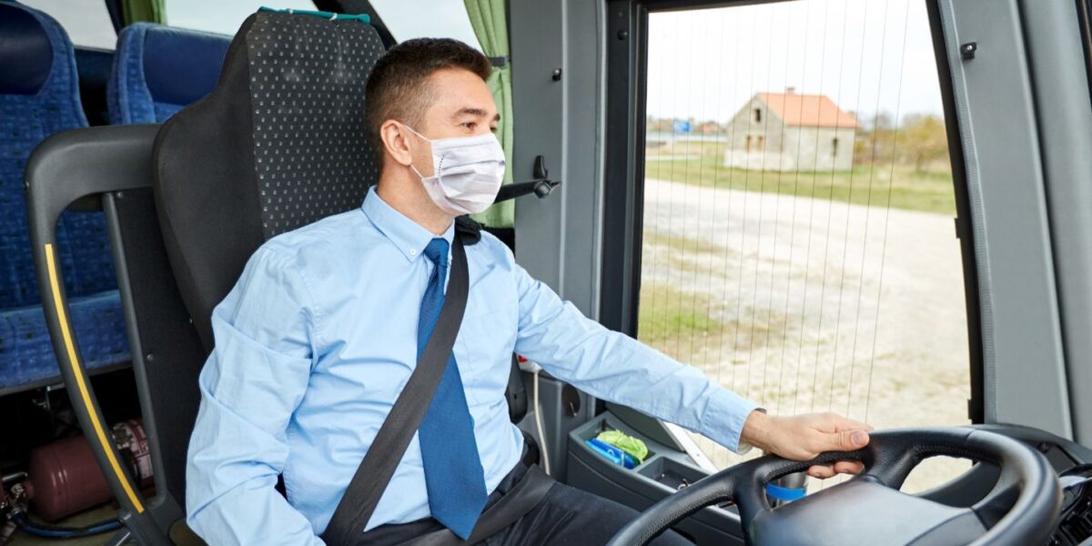 Les chauffeurs de bus font partie de la nouvelle liste de professions prioritaires pour la vaccination contre la Covid-19.