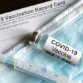Aux Etats-Unis, certaines entreprises rendent la vaccination contre la Covid-19 obligatoire