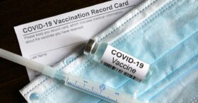 Aux Etats-Unis, certaines entreprises rendent la vaccination contre la Covid-19 obligatoire