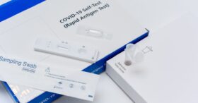 Autotests, aération, vaccins : les règles du nouveau protocole sanitaire en entreprise