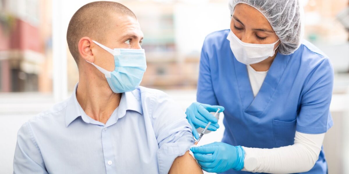 Les services de santé au travail pourront désormais vacciner les salariés avec les vaccins Pfizer et Moderna.