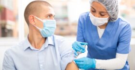Vaccins : plus de doses et de choix pour les services de santé au travail