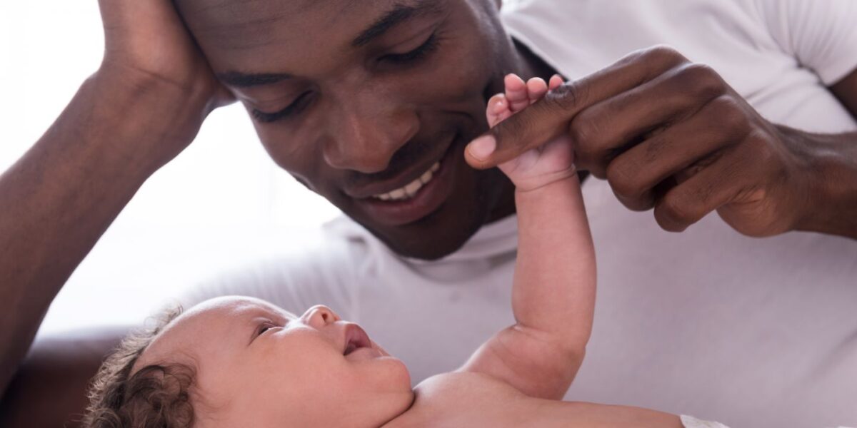Sept jours de congé paternité devront être pris au minimum par les pères à la naissance de leur enfant.