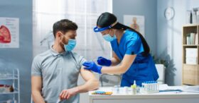 Covid-19 : pourquoi si peu de salariés se font-ils vacciner en entreprise ?