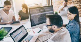 Conseiller le matin, coder l’après-midi : les bénéfices de la diversification des compétences en entreprise