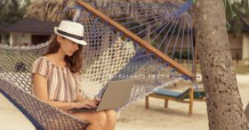 Télétravail : vos collaborateurs peuvent-ils travailler depuis leur lieu de vacances ?