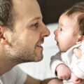 Allongement du congé paternité : un pas vers plus d’égalité professionnelle hommes-femmes ?