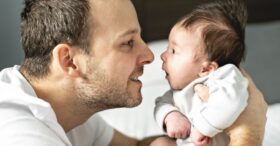 Allongement du congé paternité : un pas vers plus d’égalité professionnelle hommes-femmes ?