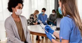 Vaccination obligatoire : quelles sanctions pour les professionnels réfractaires ?