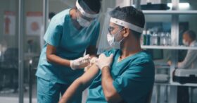 Vaccination, pass sanitaire, retraites… ce que les entreprises doivent retenir du discours d’Emmanuel Macron