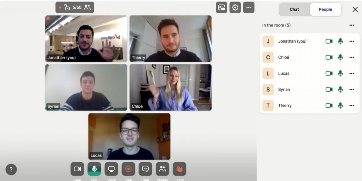 L'équipe organise régulièrement des réunions en visioconférence avec ses collaborateurs installés au Brésil.