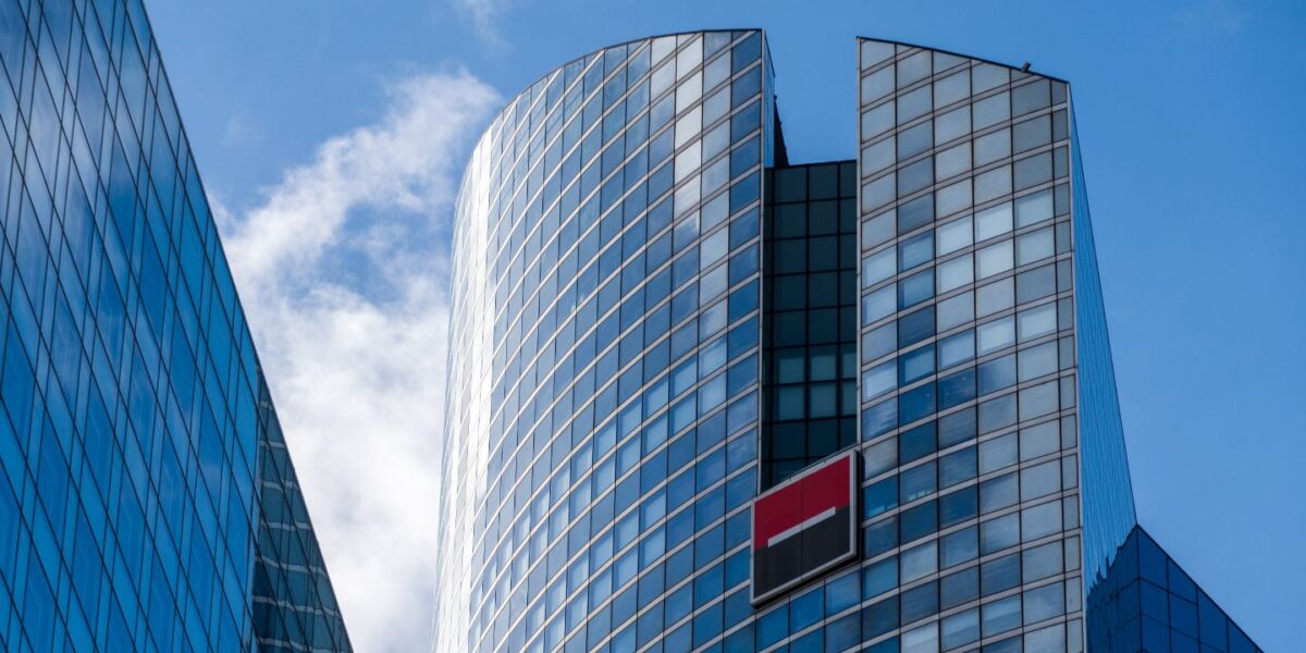 De grandes banques françaises ont adopté le flex office dans un contexte de travail hybride.