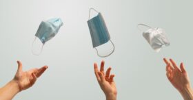 Covid-19 : 74% des salariés ne veulent plus porter le masque au bureau