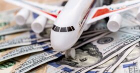 Etats-Unis : une entreprise offre 10 000 dollars et deux billets d’avion à tous ses salariés