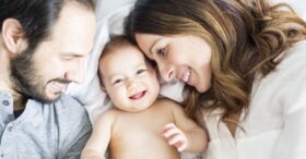 Vers un congé parental plus court mais mieux rémunéré ?