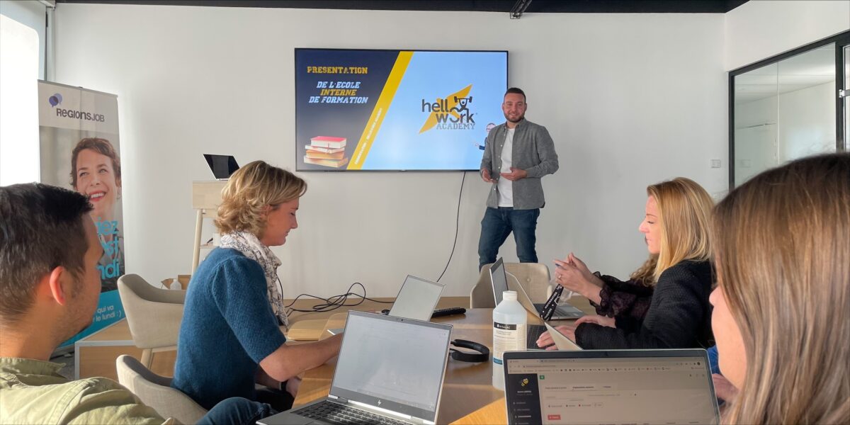 Nathanaël Lemarchand en plein cours au sein de la HelloWork Academy.