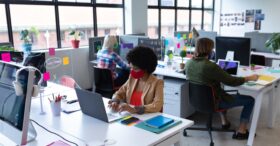 Covid-19 : le retour du télétravail massif n’est « pas d’actualité » selon Elisabeth Borne