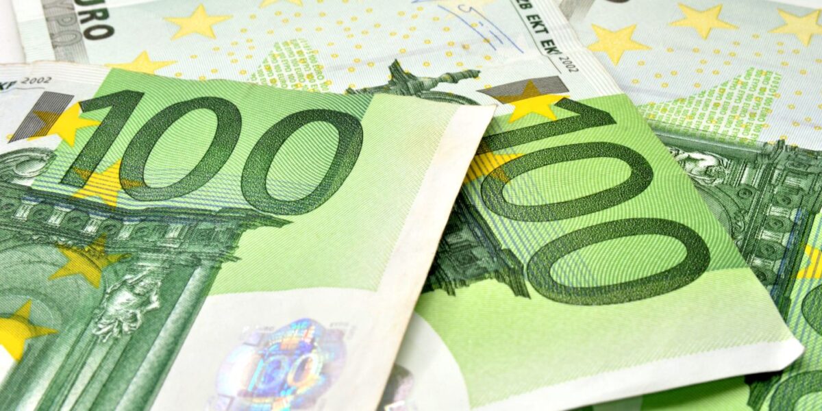 L'indemnité inflation est versée aux salariés concernés de manière automatique par leurs employeurs.