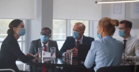 Les Français approuvent l’abandon du masque en entreprise mais… continuent de le porter