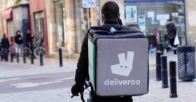 Ubérisation : Deliveroo jugé en France pour « travail dissimulé »