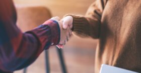 Pourquoi et comment recruter une personne réfugiée