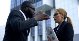 Près d’une femme sur deux confrontée à des actes sexistes au travail