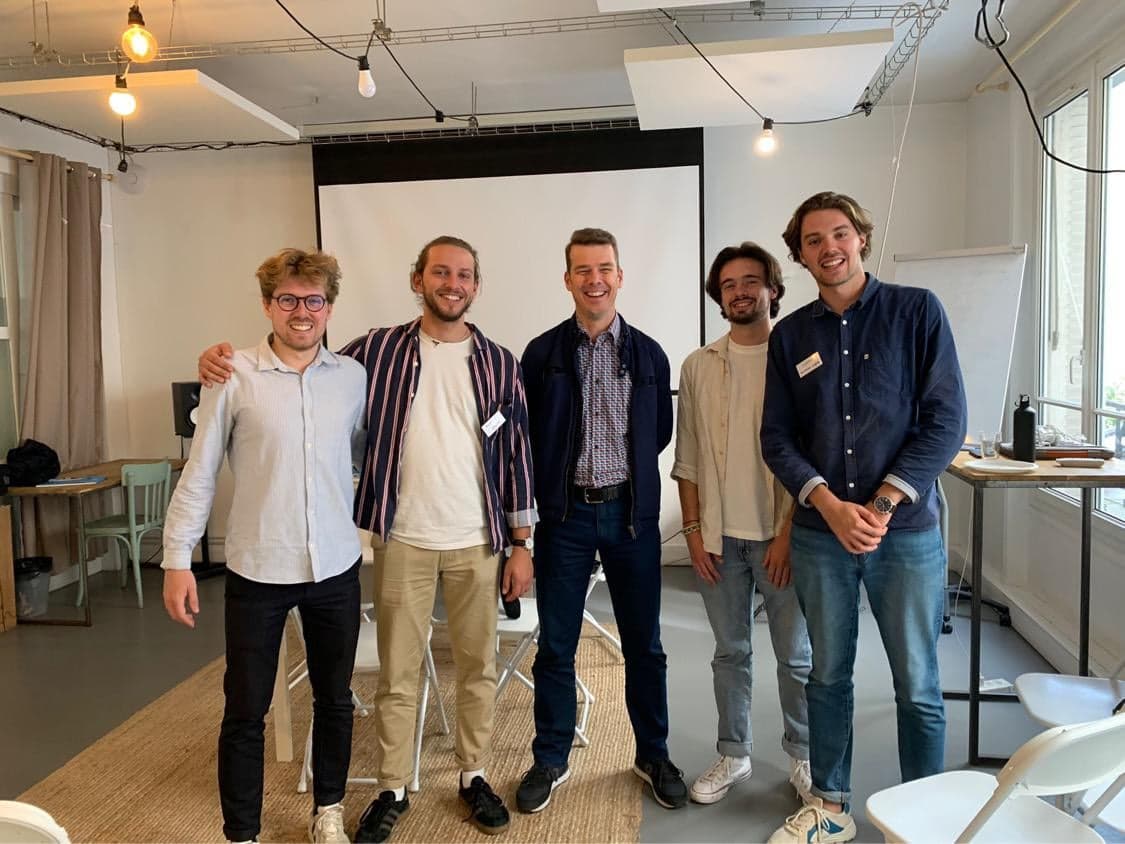 Les membres de l'Odyssée Managériale édition 2021, Thibaud Huriez et Romain Thievenaz, et 2022, Clément et Romain Meyer, autour de leur mentor Yaël Guillon.