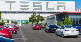 Revenir au bureau 40h par semaine ou démissionner : l’ultimatum d’Elon Musk aux salariés de Tesla