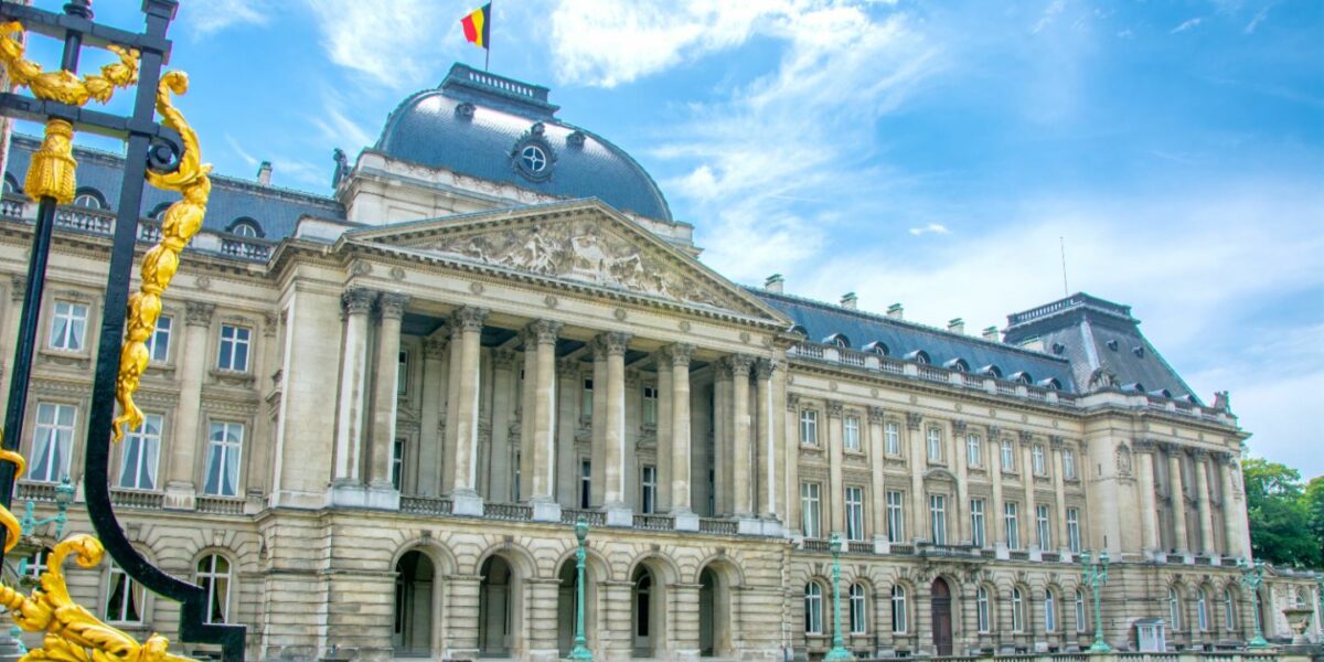 Un arrêté royal autorise les chômeurs de longue durée belge à cumuler salaires et allocations chômage à certaines conditions.