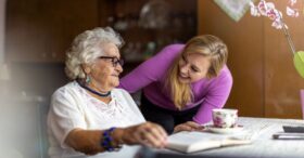 Aidants et actifs : comment les entreprises peuvent accompagner cette double vie