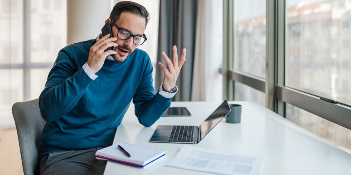 S'il a déjà été en contact avec le recruteur, le candidat appréciera que celui-ci le rappelle pour expliquer les causes du refus de sa candidature.