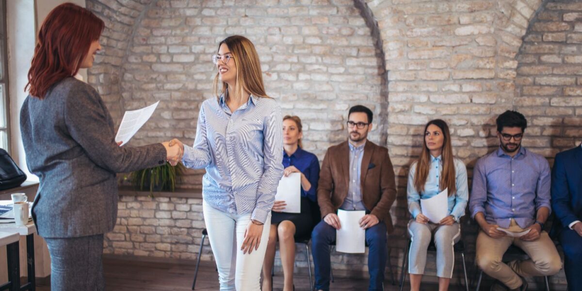 De nombreuses entreprises ont constaté que l'écriture inclusive dans leurs offres d'emploi diversifiait leur recrutement.