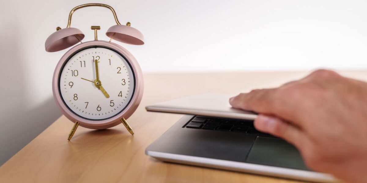 Les quiet quitters s'en tiennent strictement aux horaires de travail imposés par leur employeur.