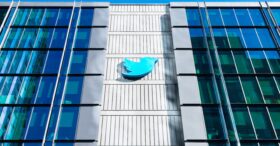 Twitter : Elon Musk licencie la moitié des effectifs… avant de rappeler certains employés