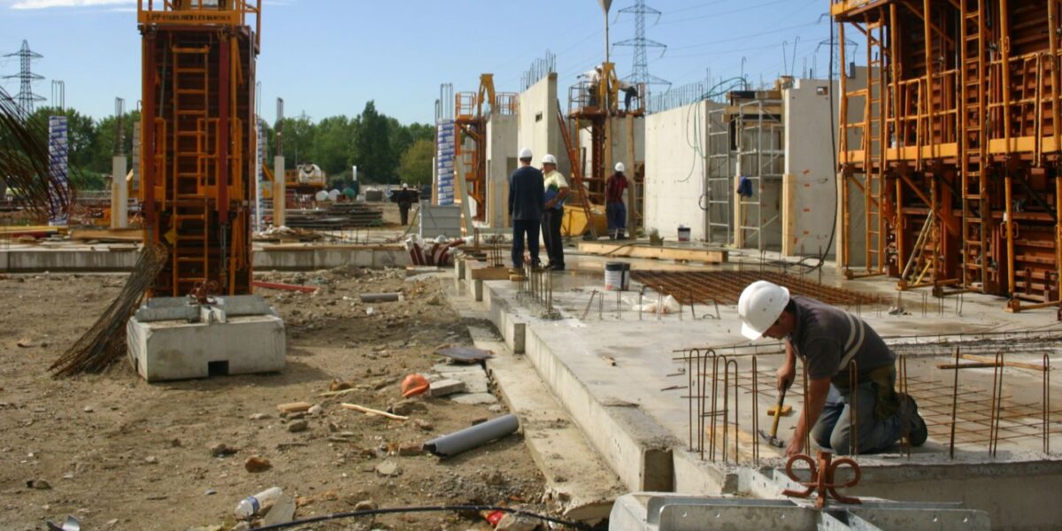 Ce titre de séjour permettrait d'accéder à des postes pénuriques, notamment dans le secteur du bâtiment.
