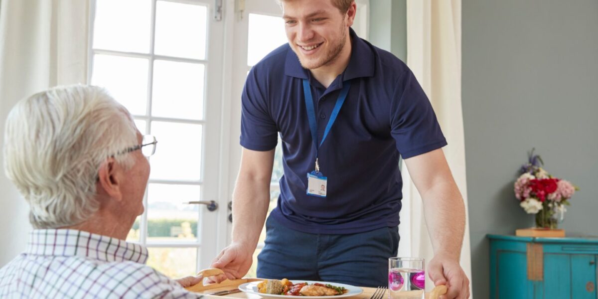 Les aides à domicile feront partie des profils les plus recherchés par les recruteurs en 2030.